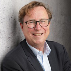 Heike von Lieven Portait Frank von Spee - Mann mit runder Brille, lächelnd